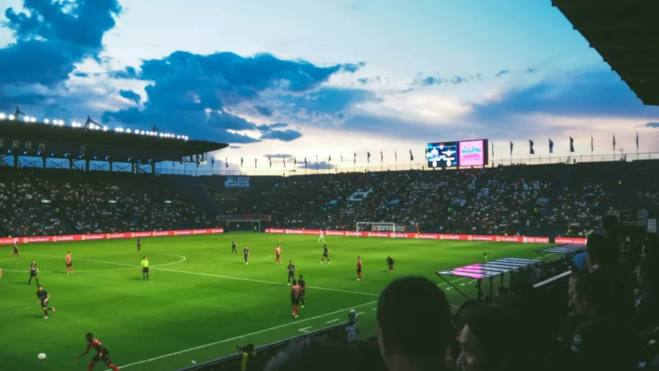 Widok z trybun na boisko piłkarskie