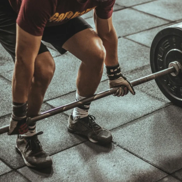 Mężczyzna podnoszący ciężary